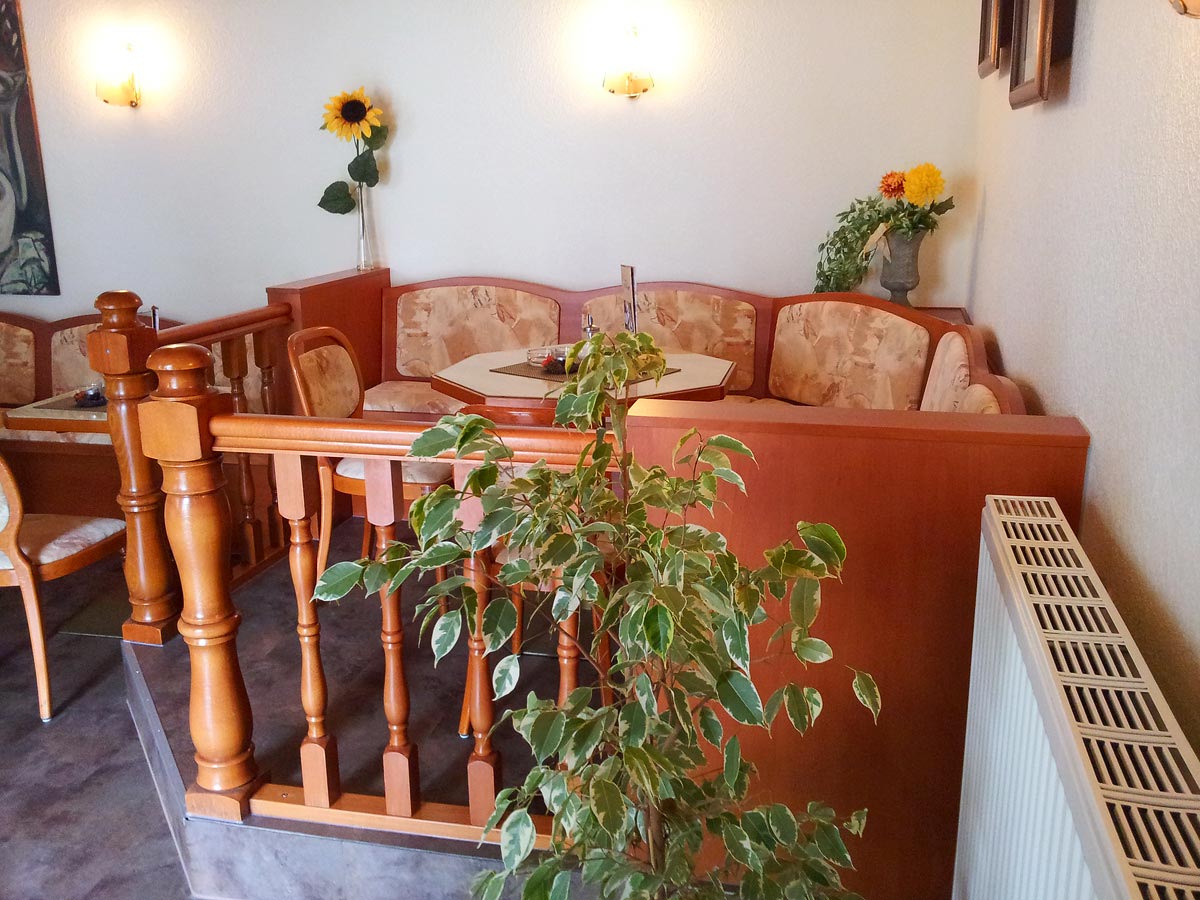 Geländer mit Sitzgruppe im Cafe (c) tischlerei bernd funke walsrode